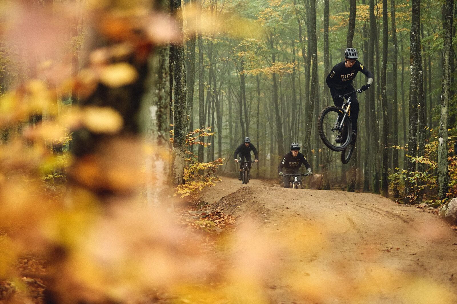 tre cyklister hoppar på flowled i Sölvesborg