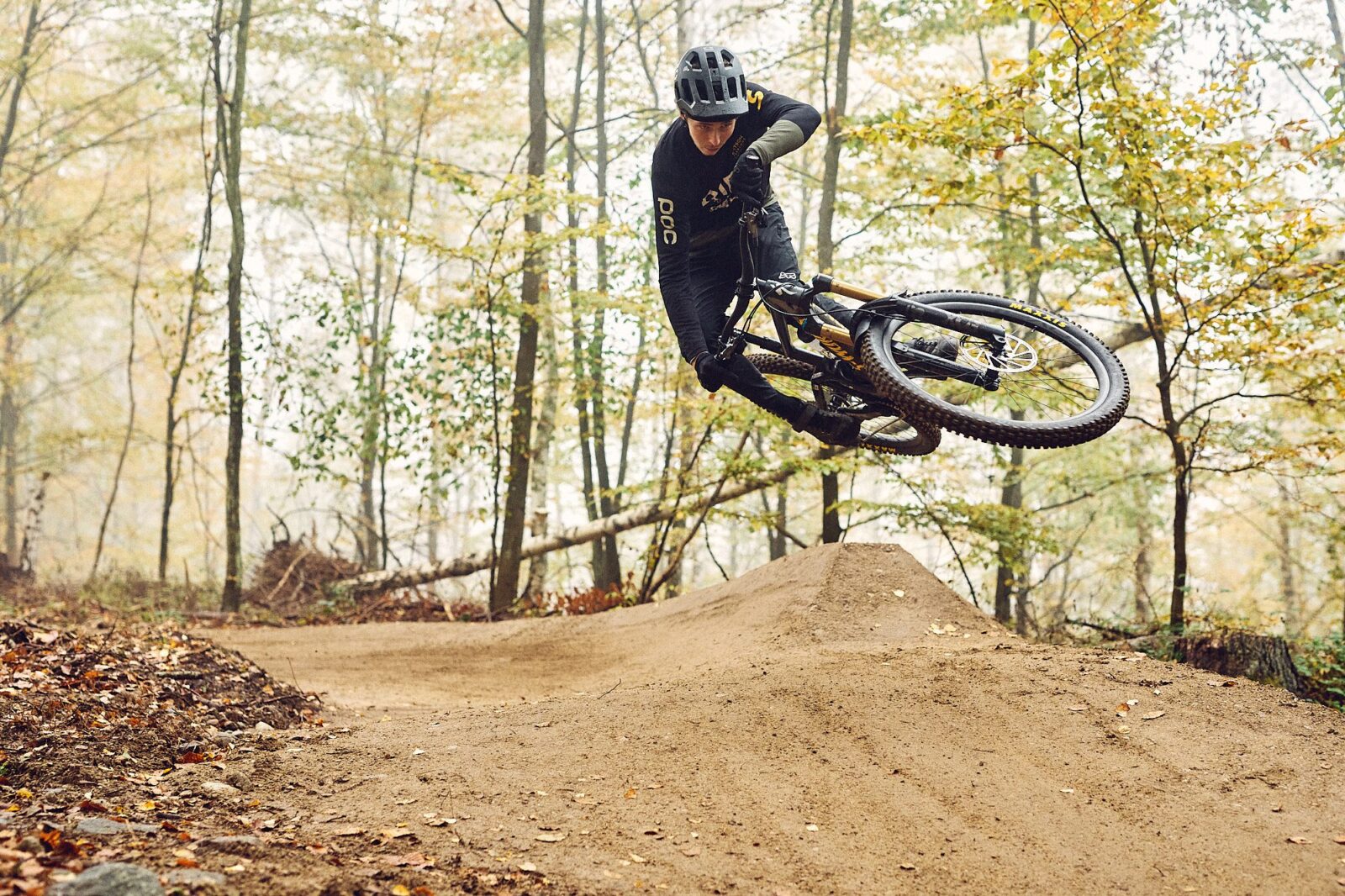 Cyklist gör ett hopp på MTB bana