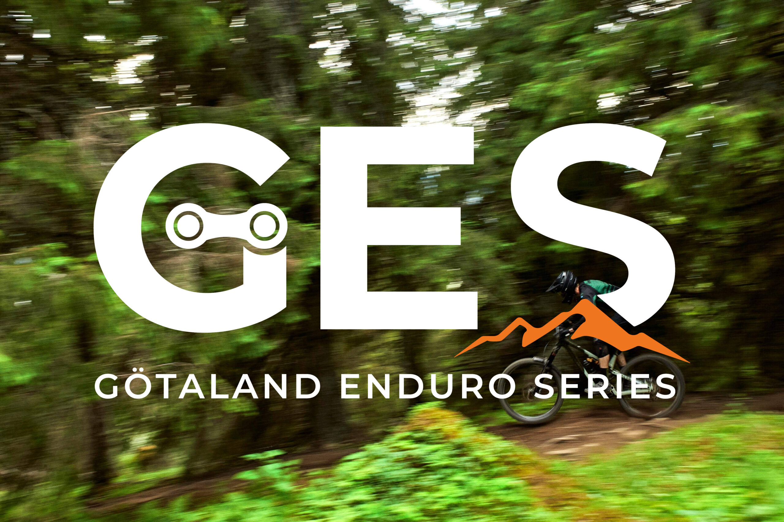 Cyklist genom skogsparti med Götaland Enduro Series logotyp över