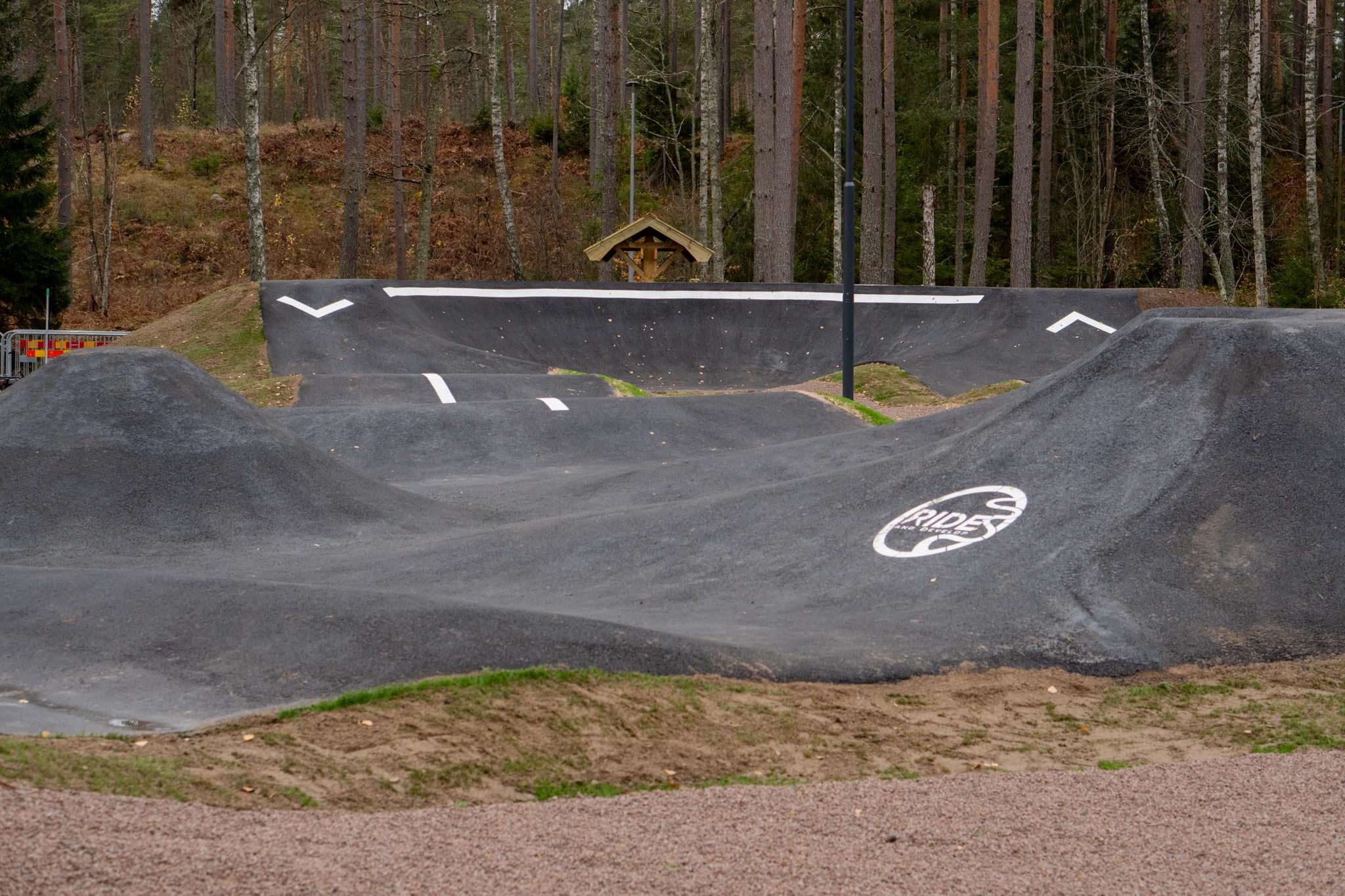 Asfalterad pumptrack med konstgräs